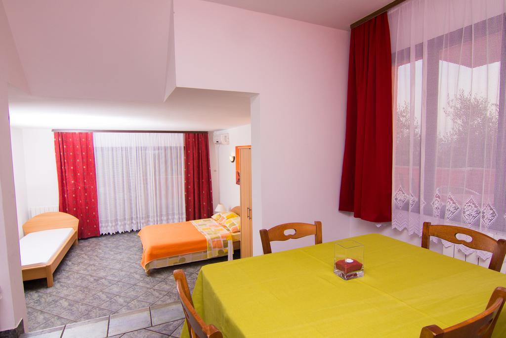 Apartmani Zuzic Krk Town Oda fotoğraf